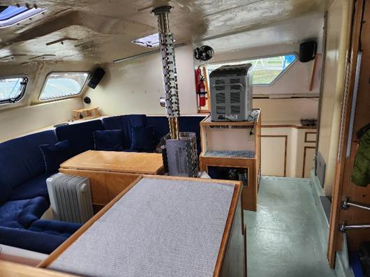 A room with a table and chairs

AI-generated content may be incorrect.